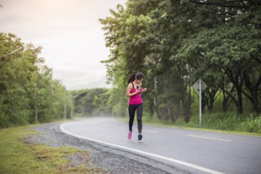 Güzel kadın ormanda çalışan