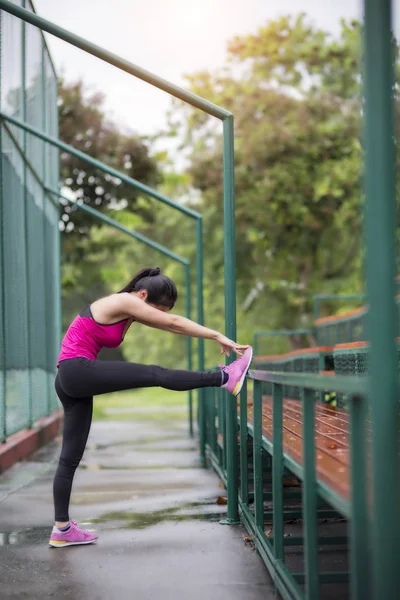 Kadınlar bir sabah çalışmadan önce ısınmak