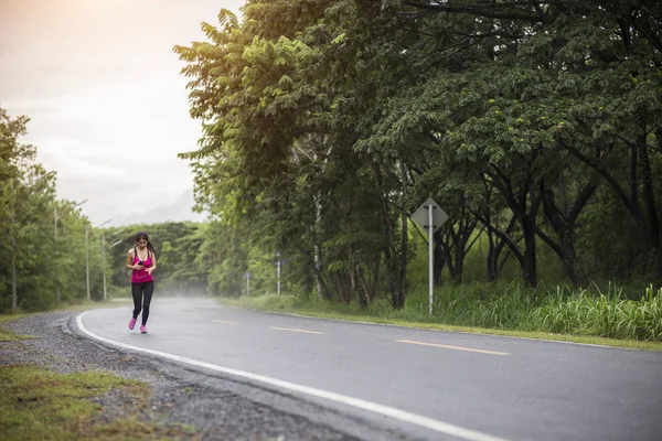 Güzel kadın ormanda çalışan