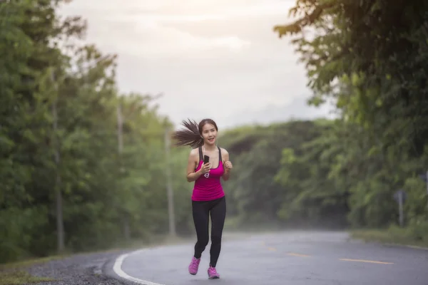 Hermosa mujer corriendo en el bosque — Foto de Stock