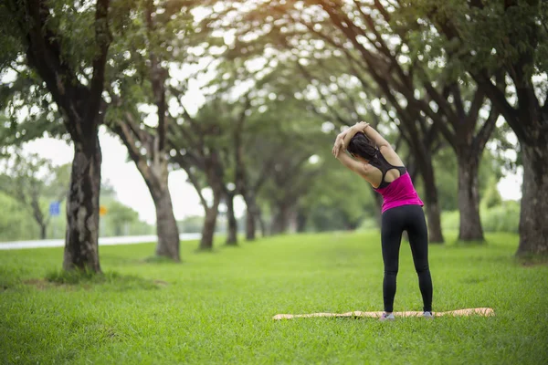 Kadınlar egzersiz. Güneşli parlak ışıkta egzersiz kadınlar.