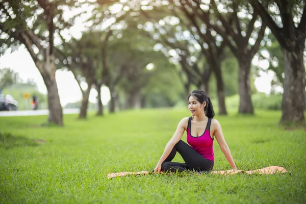 Kadınlar egzersiz. Güneşli parlak ışıkta egzersiz kadınlar.