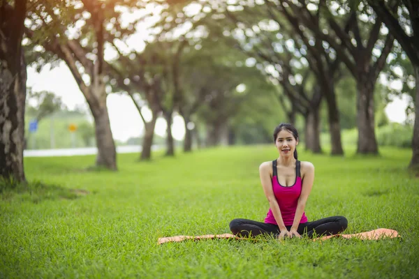 Kadınlar egzersiz. Güneşli parlak ışıkta egzersiz kadınlar.