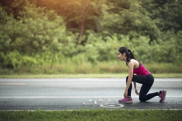 genç kadın runner ülke yolda bağcık bağlama