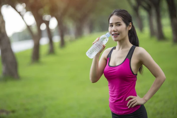 Femme boire de l'eau de l'exercice . — Photo
