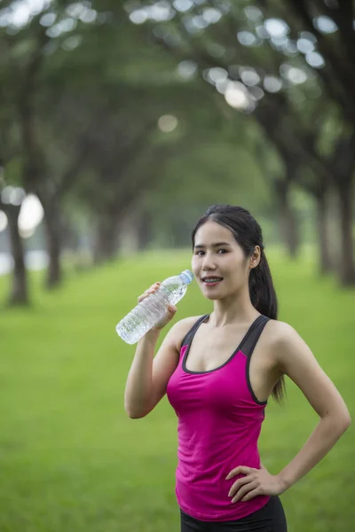 Femme boire de l'eau de l'exercice . — Photo