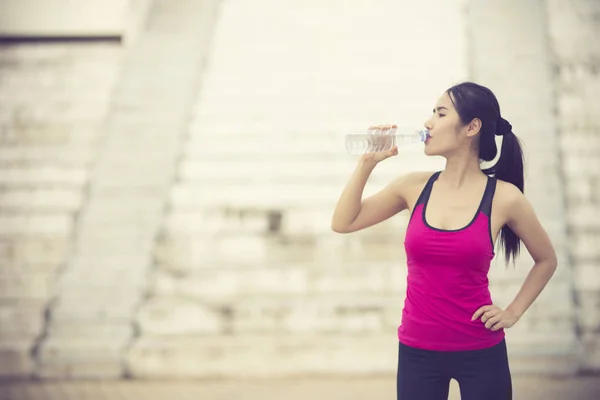 Femme boire de l'eau de l'exercice.Couleur vintage — Photo