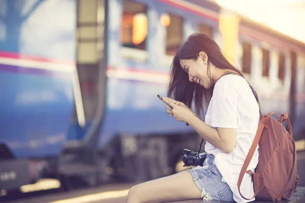 Tren demiryolu platformu üzerinde yürüyen Gezgin kadın ve bekler. Vinta — Stok fotoğraf