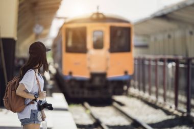 Gezgin kadın yürüyüş ve beklediği tren demiryolu platformu