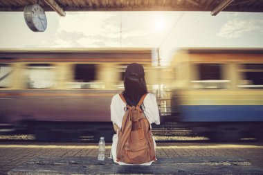 Gezgin kadın yürüyüş ve beklediği tren demiryolu platformu