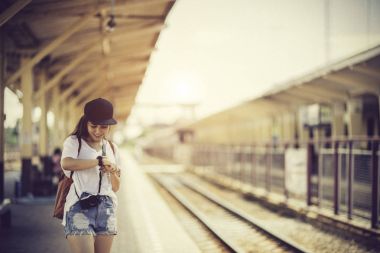 Gezgin kadın yürüyüş ve beklediği tren demiryolu platformu