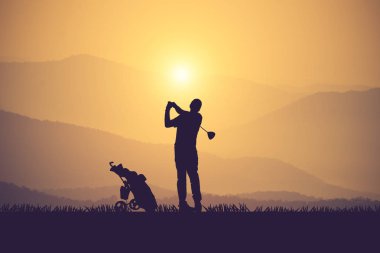 golfçüler silüeti süpürme hit ve golf sahası içinde s tutmak