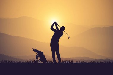 golfçüler silüeti süpürme hit ve golf sahası içinde s tutmak