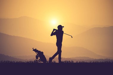 golfçüler silüeti süpürme hit ve golf sahası içinde s tutmak
