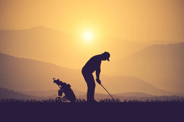 Silhouette di golfisti colpito spazzare e mantenere il campo da golf nel s — Foto Stock