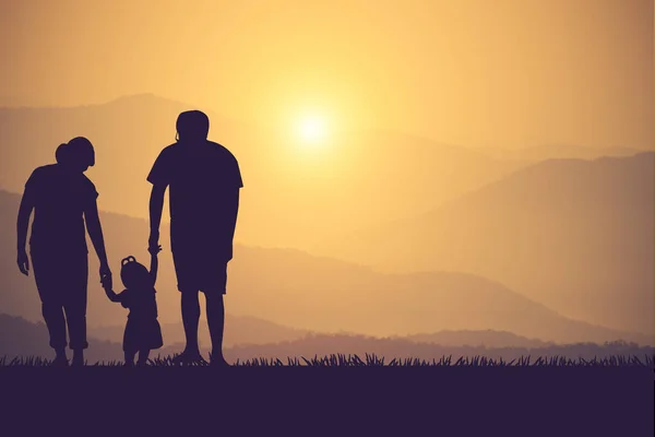 Silhouette d'une famille heureuse et coucher de soleil heureux — Photo