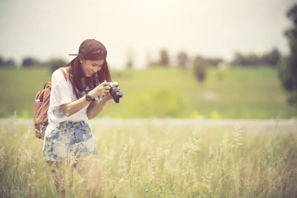 Buiten zomer glimlachend levensstijl portret van mooie jonge vrouw — Stockfoto