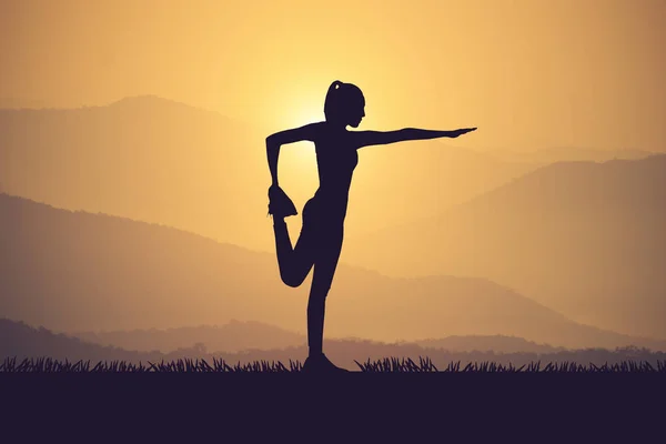 Sylwetka młoda kobieta praktykowania jogi na muontain o zachodzie słońca — Zdjęcie stockowe