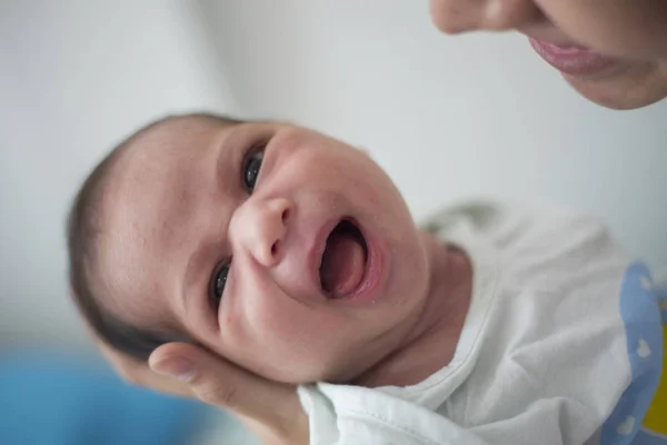 Mooie glimlachende schattige baby — Stockfoto