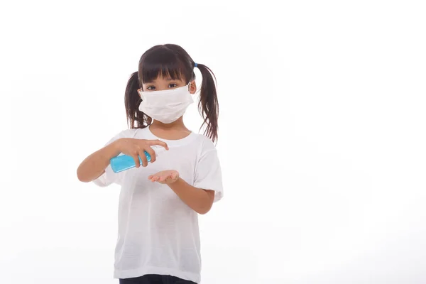 Κοριτσάκι Χρησιμοποιώντας Τζελ Αλκοόλ Για Τον Καθαρισμό Hands Λευκό Φόντο — Φωτογραφία Αρχείου
