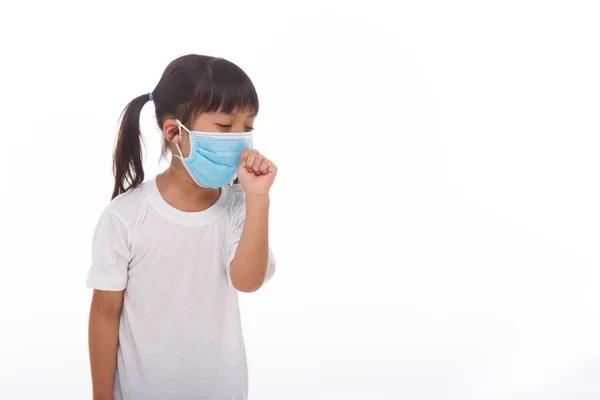 アジアの女性は ウイルスPm2 コロナウイルス 2019 Ncov のアジアの女の子が体調を崩し 風邪や肺炎 気管支炎の症状として咳をするのを防ぐためにマスクを着用しています ヘルスケアの概念白を背景に — ストック写真
