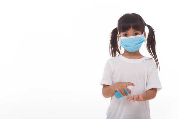 Menina Usando Álcool Gel Para Limpeza Hands Fundo Branco — Fotografia de Stock