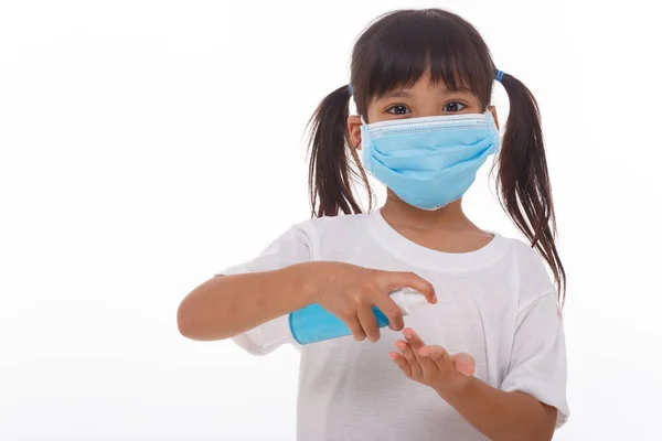 Menina Usando Álcool Gel Para Limpeza Hands Fundo Branco — Fotografia de Stock