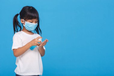 Maske takan sevimli Asyalı kız hastalığı beyaz arka planda yaymamak için ellerini alkolle yıkıyor. Grip virüsünün yayılmasının önlenmesi Koroner COVID-19 gribi
