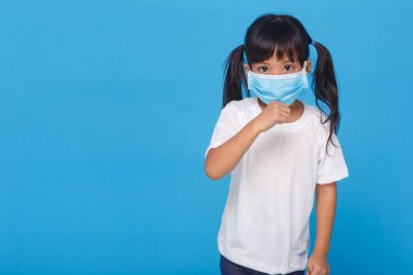 PM2.5, Coronavirus (2019-nCoV) adlı virüsü önlemek için maske takan sevimli Asyalı kız kendini kötü hissediyor ve soğuk algınlığı veya zatürreenin belirtisi olarak öksürüyor.
