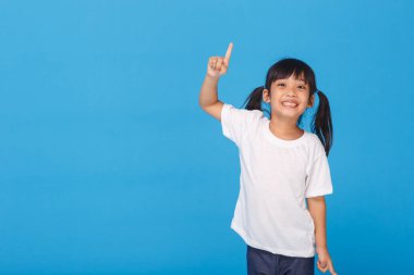 İyi fikir! Güzel kız ayakta dikilirken işaret ediyor. Boşluğu kopyala