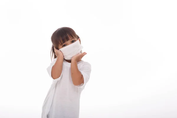 感染を防ぐために衛生マスクを身に着けている幸せなアジアの女の子コロナウイルス大気汚染午後2 6白の背景に — ストック写真