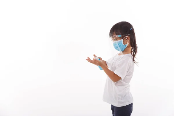 Maske Takan Sevimli Asyalı Kız Hastalığı Beyaz Arka Planda Yaymamak — Stok fotoğraf