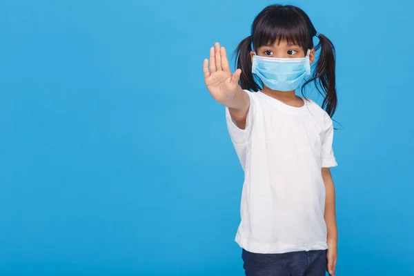 Koronavirüs Salgınını Korumak Için Solunum Maskesi Takan Asyalı Küçük Kız — Stok fotoğraf