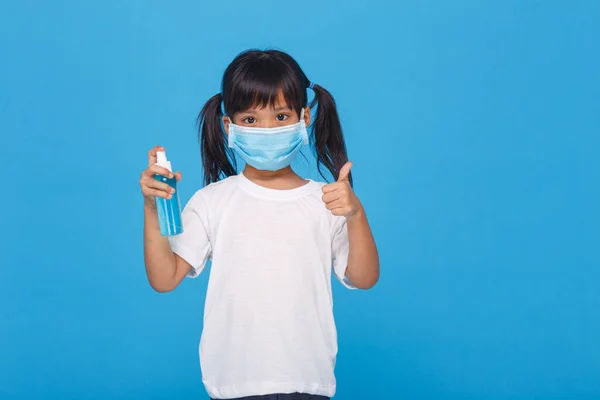 Menina Asiática Bonito Vestindo Uma Máscara Lavar Mãos Com Álcool — Fotografia de Stock