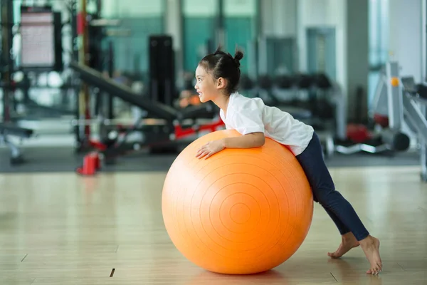 アジアの子供の女の子とともに体操ボール — ストック写真