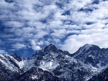 Bu güzel dağ manzarası Hindistan 'ın turistik noktalarını temsil ediyor. Karla kaplı dağlar ve bulutlar Himachal Hindistan' daki dağlara düşüyor. Hindistan 'da güzel manzaralar bulutlu dağlar. 