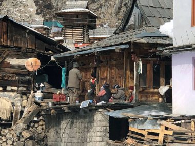 Bu güzel dağ manzarası Hindistan 'ın turistik noktalarını temsil ediyor. Karla kaplı dağlar ve bulutlar Himachal Hindistan' daki dağlara düşüyor. Hindistan 'da güzel manzaralar bulutlu dağlar. 