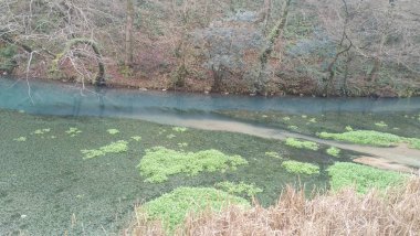 Göl su turkuaz ile dağlarda.