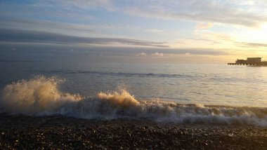 Güzel gri taşları olan deniz kıyısı.