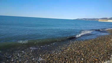 Güzel gri taşları olan deniz kıyısı.