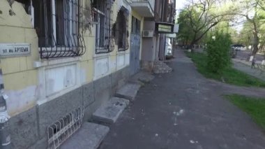 Ukrayna 'daki savaştan sonra gökyüzü manzaralı binalar. Bombardımandan sonra Mariupol polis binası..