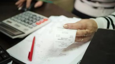 Yaşlı insanlar, vergi beyannamesi ve ev bankacılık. Aile bütçesine yapıyor federal vergi ödeme kadın kıdemli. Hesap makinesi yazarak yaşlı kişi. Para, finans, mali sorunları kavramı