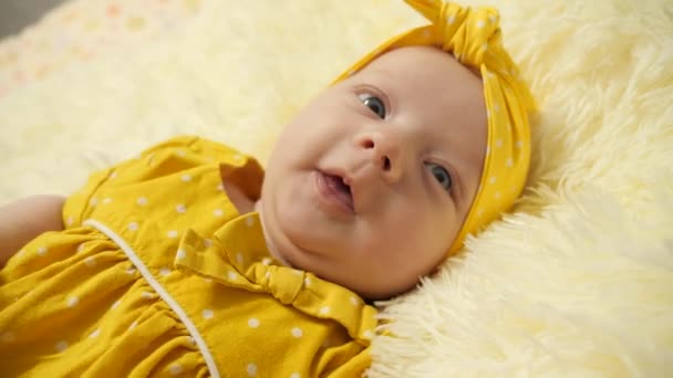 Porträt Baby Gelbem Kleid Und Gelbem Verband Auf Dem Kopf — Stockvideo