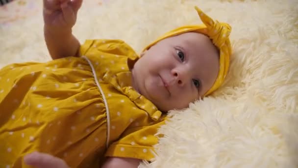 Potret Bayi Dalam Gaun Kuning Dan Perban Kuning Kepalanya Bersenang — Stok Video