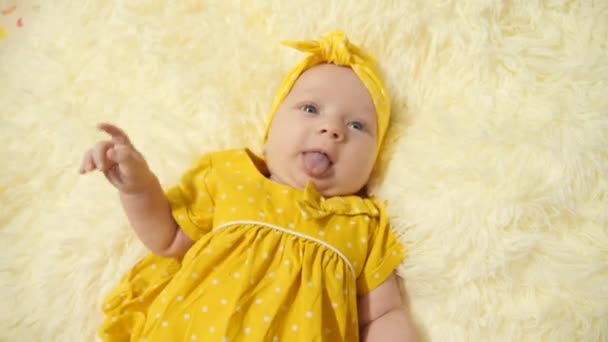 Retrato Bebé Con Vestido Amarillo Vendaje Amarillo Cabeza Divirtiéndose Sonriendo — Vídeos de Stock