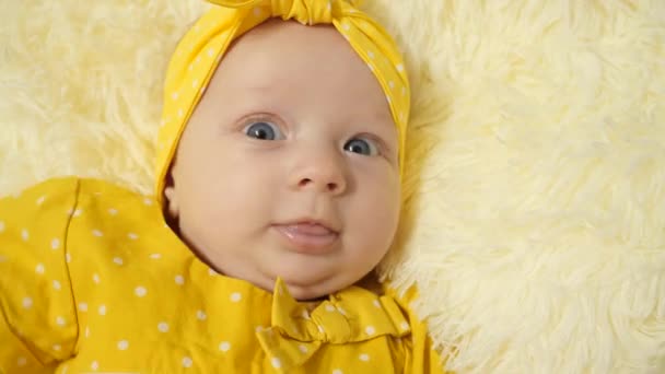 Portret Dziecko Żółtej Sukience Żółtym Bandażu Głowie Bawiąc Się Uśmiechem — Wideo stockowe