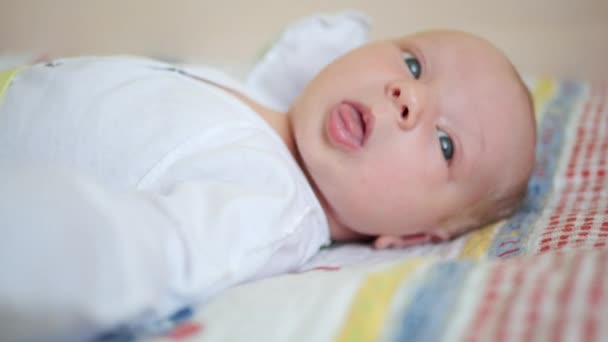 Portrait Gros Plan Bébé Vêtements Blancs Couche Sur Dos Bâille — Video