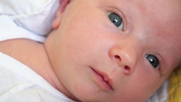 Porträt Nahaufnahme Das Baby Weißer Kleidung Liegt Auf Dem Rücken — Stockvideo