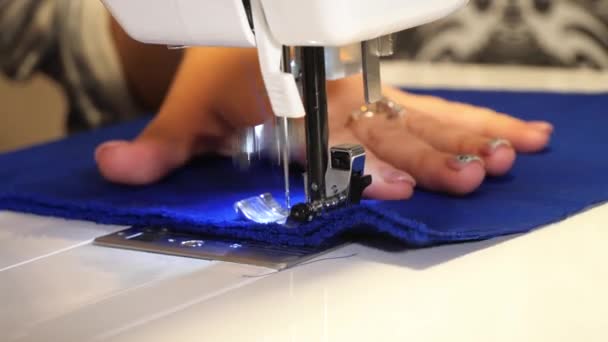 클로즈업 재봉틀에 재봉틀에 재봉틀로 시킵니다 집에서 바느질하는 — 비디오