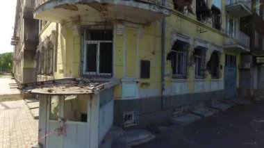 Ukrayna 'daki savaştan sonra gökyüzü manzaralı binalar. Bombardımandan sonra Mariupol polis binası..